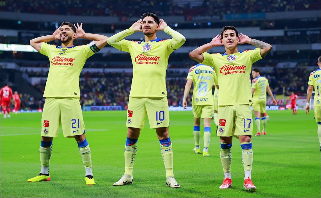 Henry Martín, Diego Valdés y Alejandro Zendejas celebran una anotación de las Águilas. FOTO: Imago7