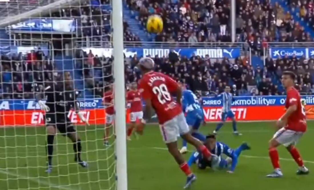 Julián Álvarez impidió que el balón entrara a la portería de Las Palmas con un cabezazo. Foto: Especial