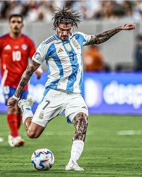 Rodrigo De Paul sufrió las críticas de la esposa de Gabriel Suazo. Fuente: Instagram @gabrielarojasm_