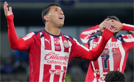 Jugadores de Chivas reaccionan incrédulos y lamentan la falla de Chicharito Hernández ante Cruz Azul