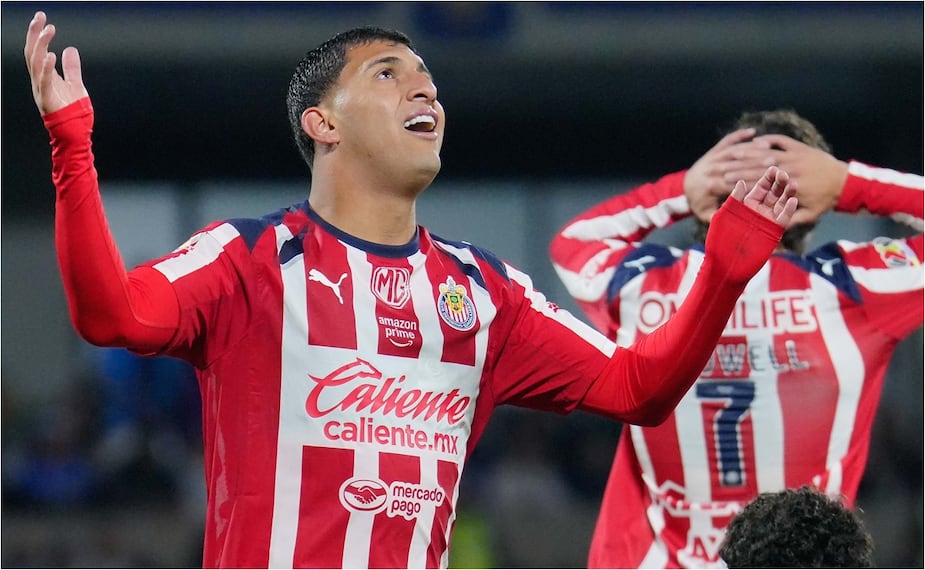 FOTO: IMAGO7 - Jugadores de Chivas reaccionan incrédulos y lamentan la falla de Chicharito Hernández ante Cruz Azul.
