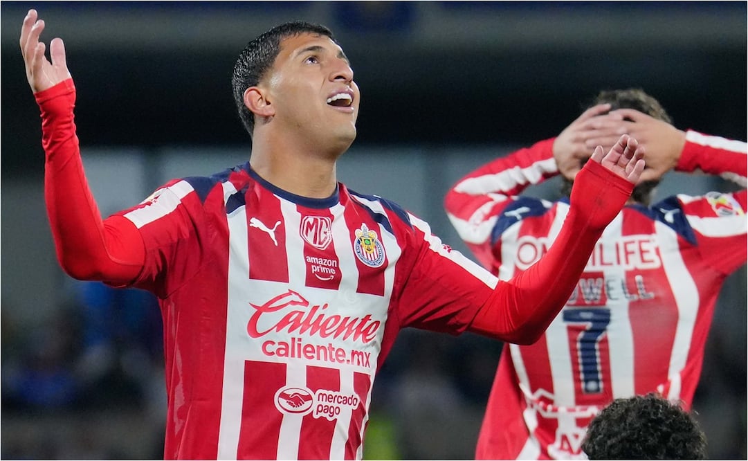 FOTO: IMAGO7 - Jugadores de Chivas reaccionan incrédulos y lamentan la falla de Chicharito Hernández ante Cruz Azul.