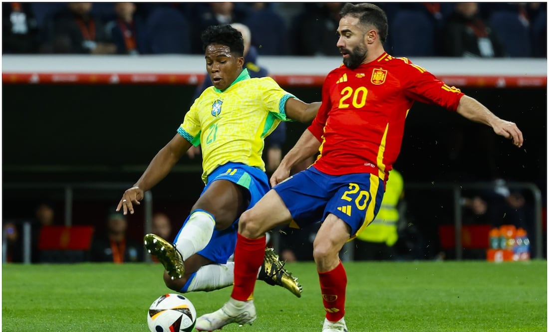 Endrick y Dani Carvajal disputando un balón en el España vs Brasil / FOTO: EFE