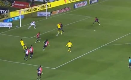 Rodrigo Aguirre anotó un golazo en el duelo América contra Atlas