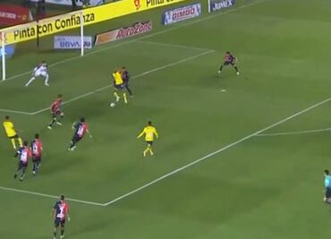 Rodrigo Aguirre anotó un golazo en el duelo América contra Atlas