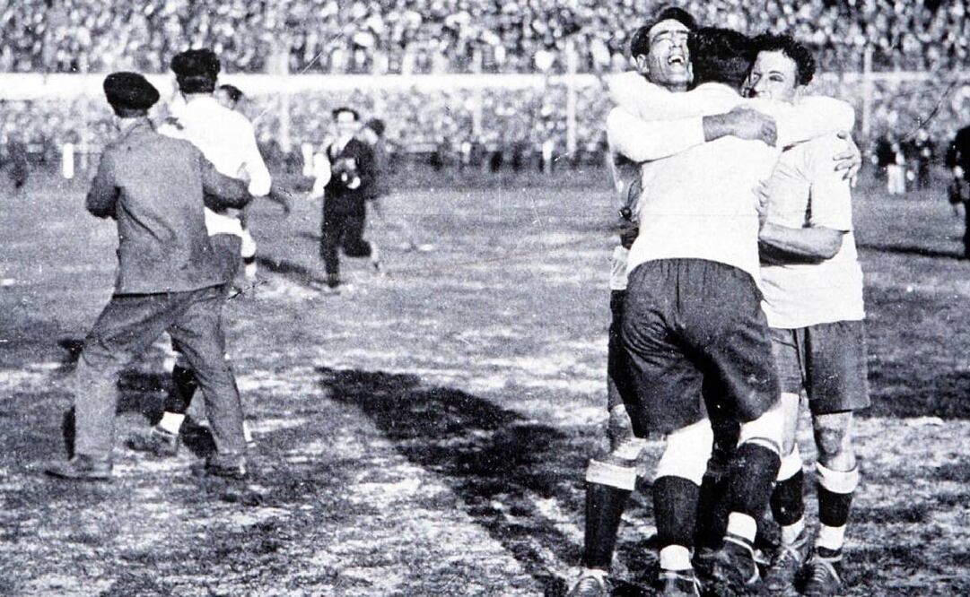 Los uruguayos festejan tras ganarle la Final de Mundial de 1930 a Argentina. @FIFAWorldCup