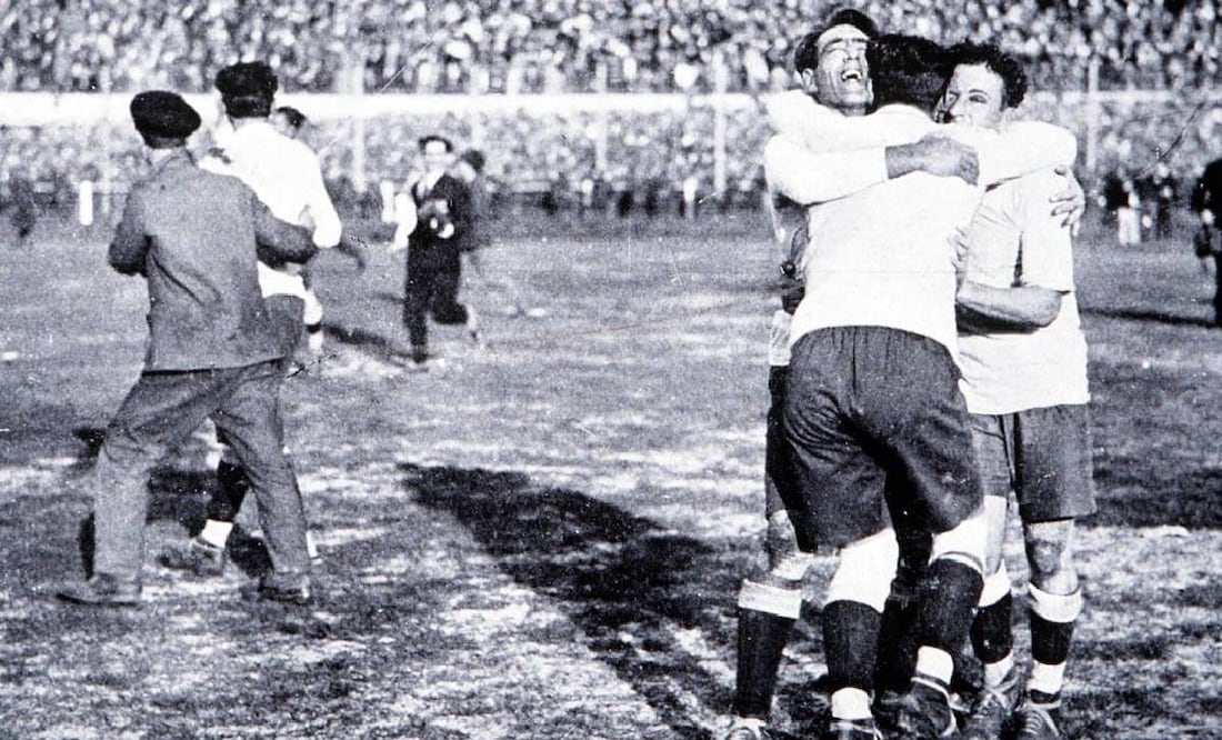 Los uruguayos festejan tras ganarle la Final de Mundial de 1930 a Argentina. @FIFAWorldCup