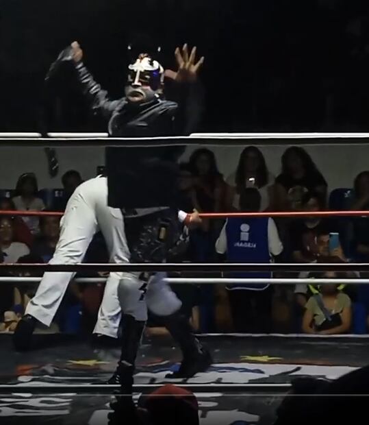 Ursus, previo a su lucha ante Joe Líder. FOTO: Captura