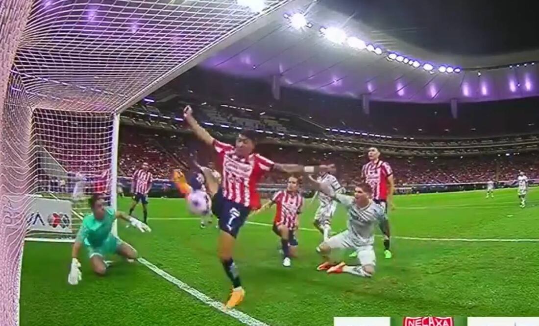 Tala Rangel cometió un error y Omar Govea no pudo evitar el gol de Tomás Badaloni. Foto: Especial