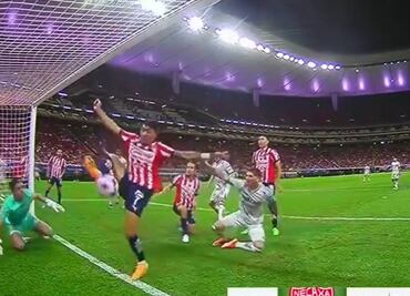 Necaxa sorprendió a Chivas con un gol de vestidor
