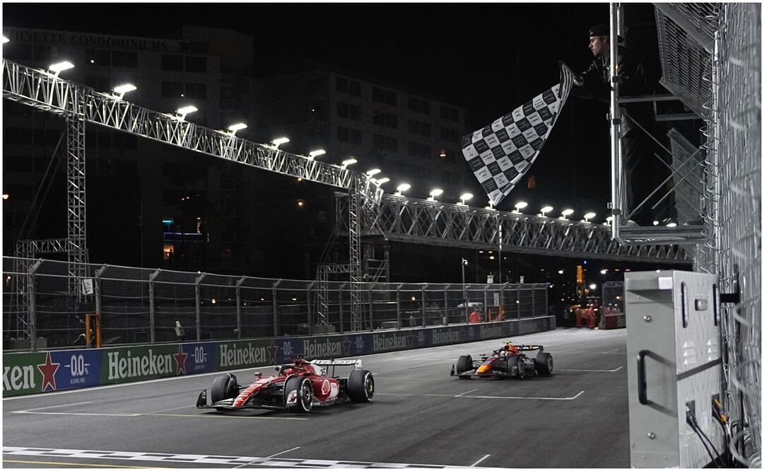 Momento en que Leclerc y 'Checo' Pérez cruzan la meta del GP de Las Vegas / FOTO: AP