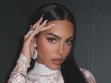 Georgina Rodríguez posa en bikini y top vintage de Dior