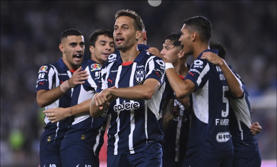 Jugadores de Rayados celebran uno de los cuatro goles propinados a los rojinegros. FOTO: Imago7
