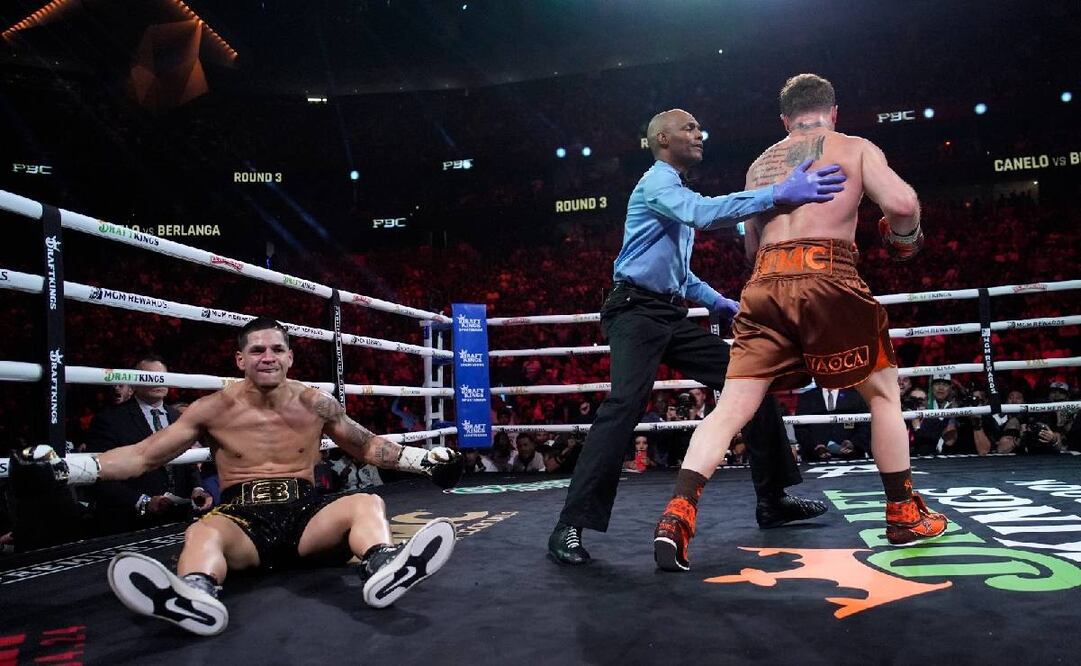 Canelo Álvarez no tuvo rival y mandó a la lona a Edgar Berlanga apenas en el tercer round. Foto: AP