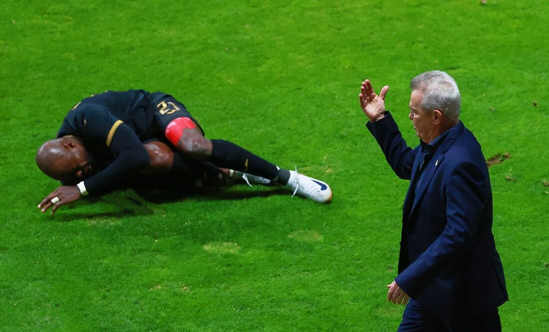 Yustin Arboleda y Javier Aguirre en el Estadio Nemesio Díez, durante la Nations League - Foto: Imago7