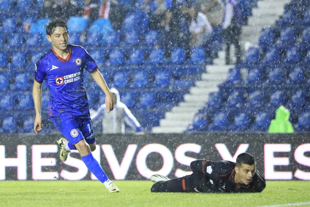 Alexis Gutiérrez vence al portero del América de Cali para anotar el único gol del partido. FOTO: @cruzazul