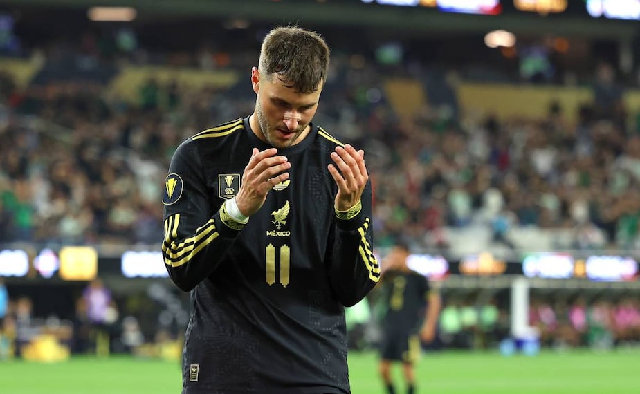 Santiago Giménez podría perderse el Mundial 2026 por una lesión. Foto: Imago7