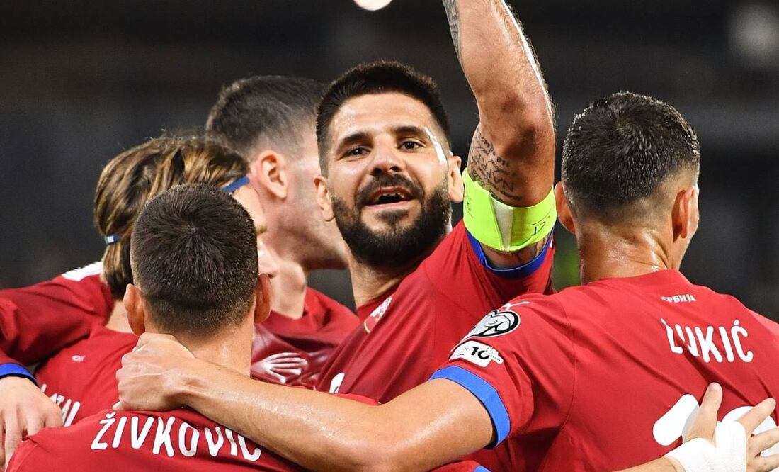 Aleksandar Mitrovic festeja uno de los goles que marcó con Serbia en la eliminatoria. Foto: FudbalskiSavezSrbije