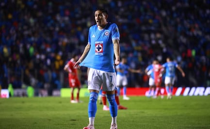 Uriel Antuna rompe su promesa de retirarse en Cruz Azul y la afición no lo perdona