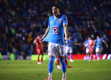 Uriel Antuna rompe su promesa de retirarse en Cruz Azul y la afición no lo perdona