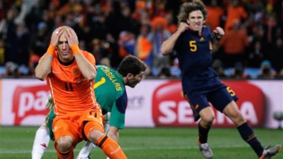 Robben se lamenta la jugada que falló, mientras Puyol y Casillas festejan. Foto: Agencias
