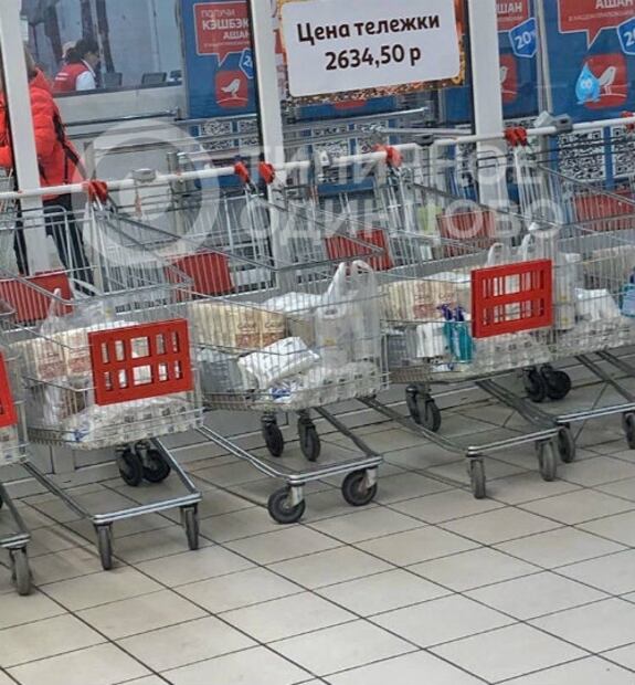 “Carritos del apocalipsis”, así evitan los rusos las compras de pánico