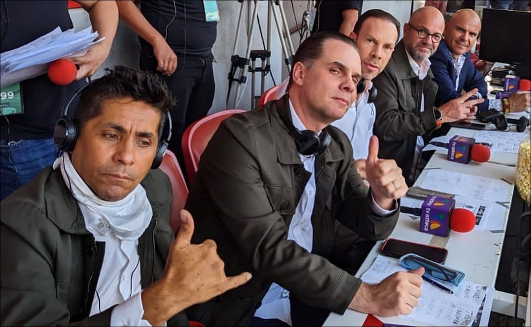 Jorge Campos, Christian Martinoli, Zague, Luis García y Francisco Chacón, durante la transmisión de un partido de Azteca Deportes. FOTO: @jorgecamposof