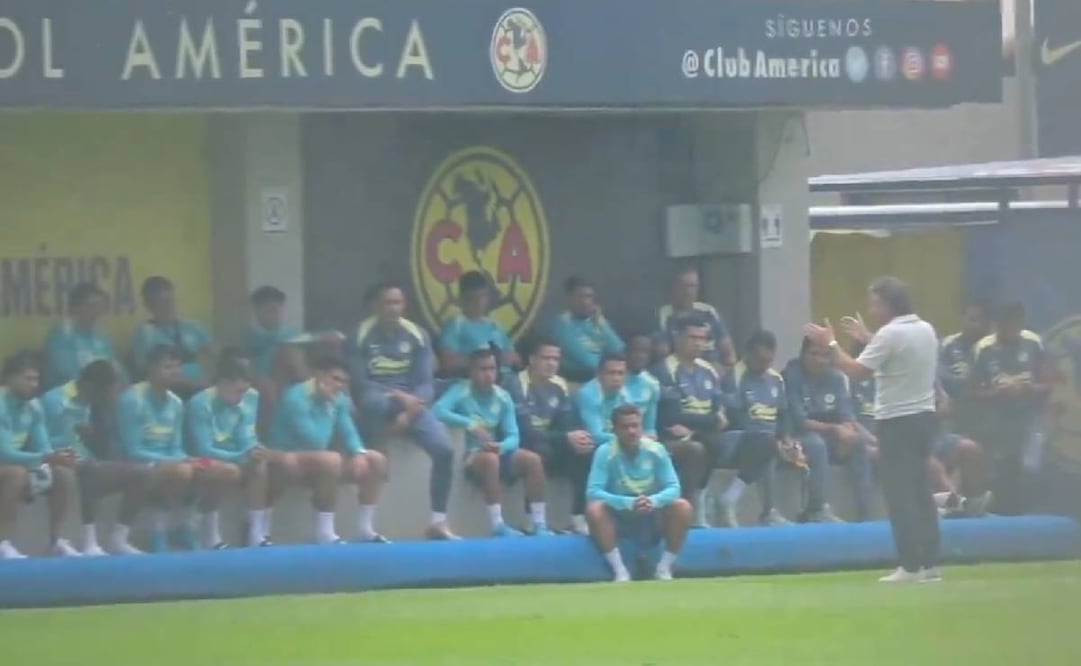 Emilio Azcárraga Jean charló con los jugadores del América tras el entrenamiento en Coapa. Foto: Especial