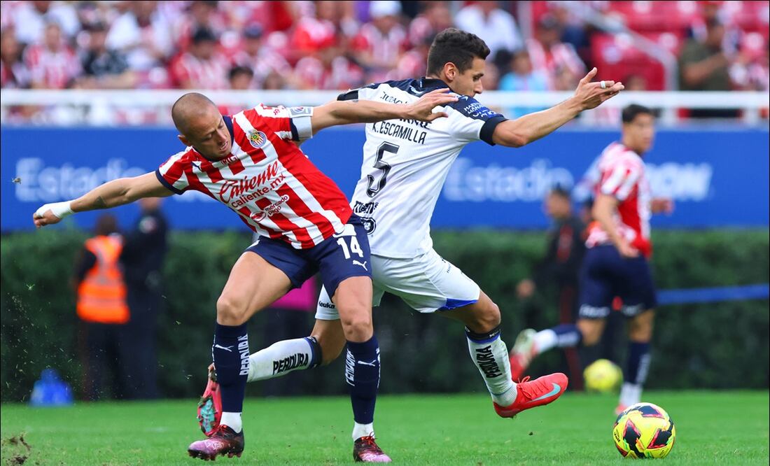 Chicharito, quien fue titular, intenta arrebatarle la pelota a Kevin Escamilla. FOTO: Imago7