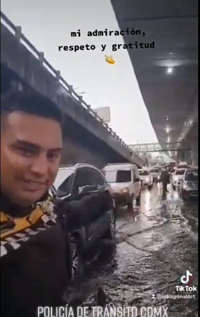“Me siento contento”: Policía se hace viral al meterse a encharcamiento para ayudar