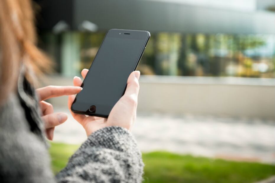 9 materiales con los que NO debes limpiar la pantalla de tu celular 