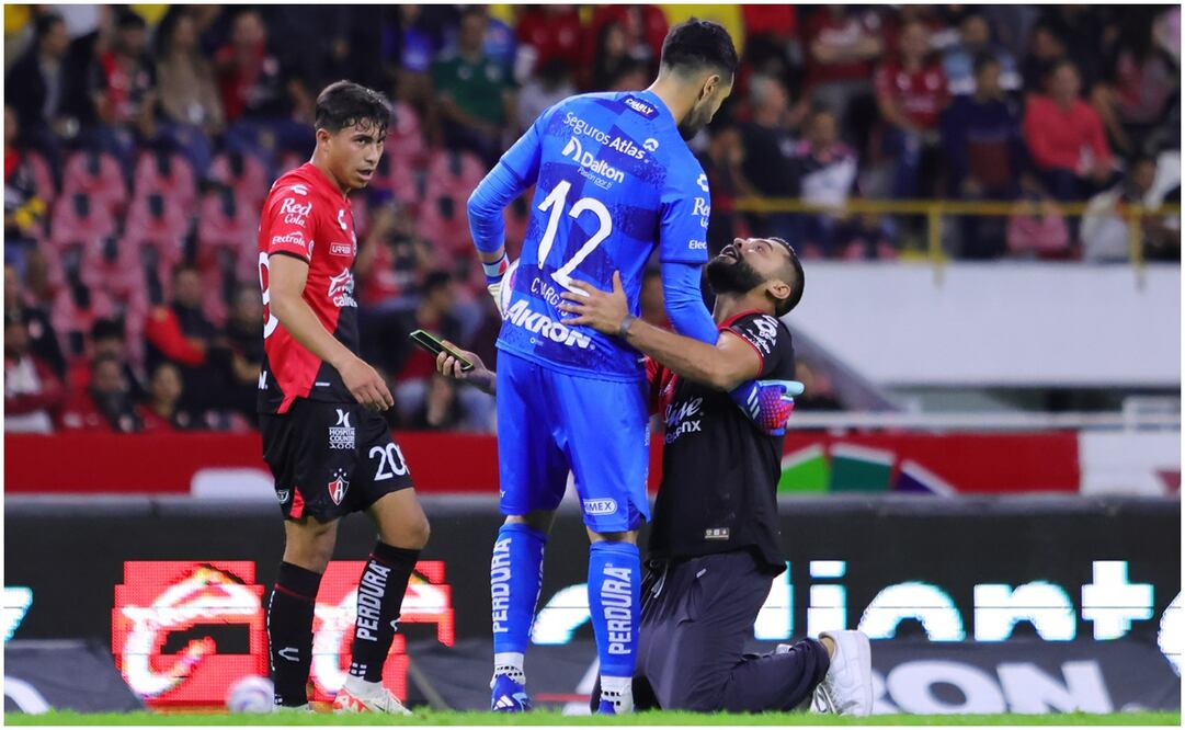 Aficionado de Atlas arrodillado ante Camilo Vargas / FOTO: Imago7