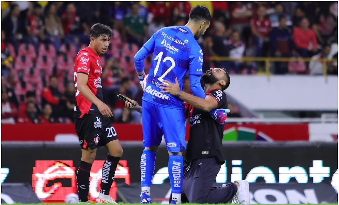 Aficionado de Atlas arrodillado ante Camilo Vargas / FOTO: Imago7