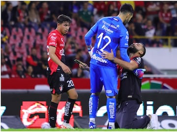 A Camilo Vargas le piden de rodillas que no se vaya de Atlas