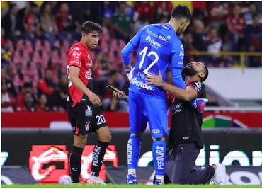 A Camilo Vargas le piden de rodillas que no se vaya de Atlas