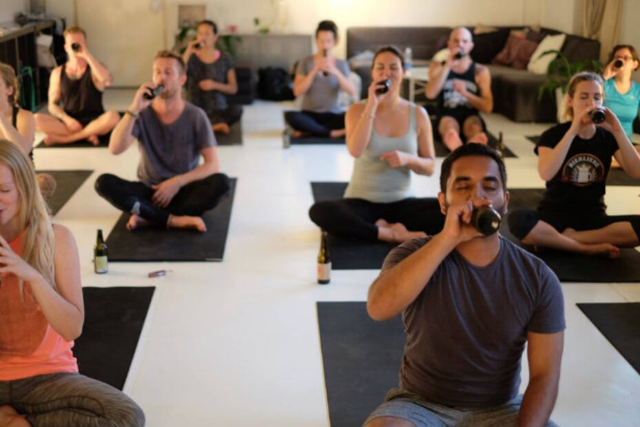 BierYoga, la disciplina que combina ejercicio y cerveza 