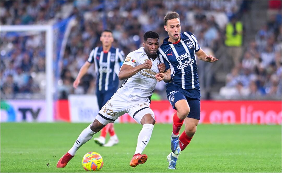 Zúñiga y Canales disputan el balón durante el partido entre Rayados y Xolos en el Estadio BBVA. FOTO: Imago7