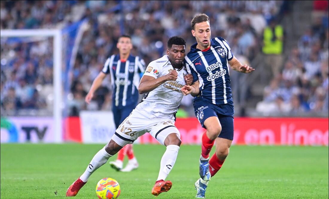 Zúñiga y Canales disputan el balón durante el partido entre Rayados y Xolos en el Estadio BBVA. FOTO: Imago7