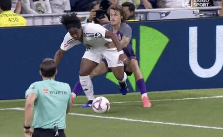 Real Madrid goleó al Espanyol de Barcelona con un polémico penalti fantasma