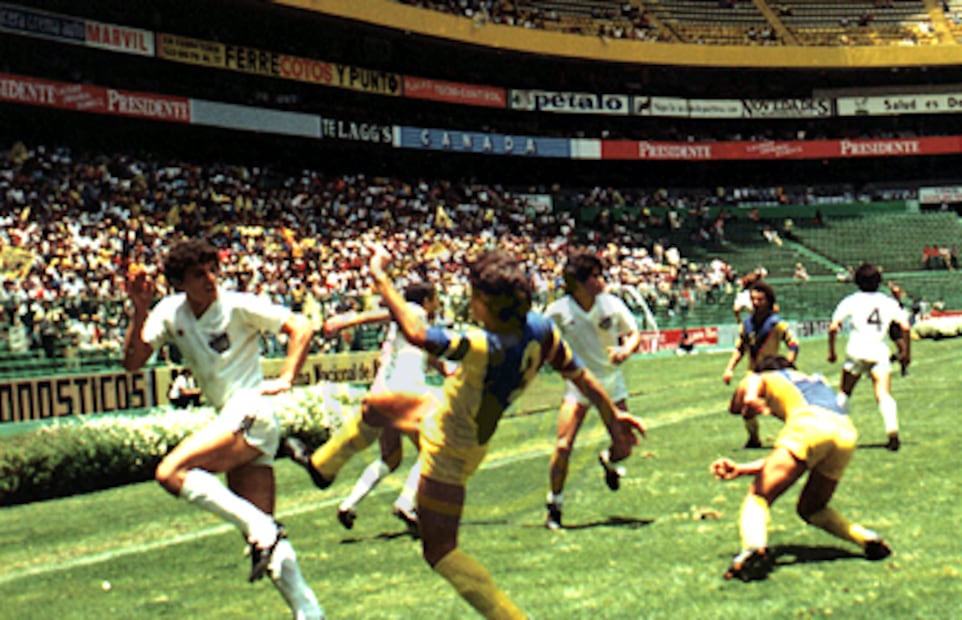 Jugadores del América y Santos de Brasil protagonizaron una monumental bronca en agosto de 1982. FOTO: Especial