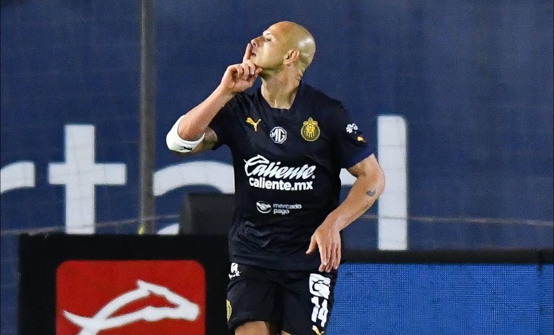 'Chicharito' Hernández manda a callar a la afición tras su gol ante Atlético de San Luis. FOTO: Imago7