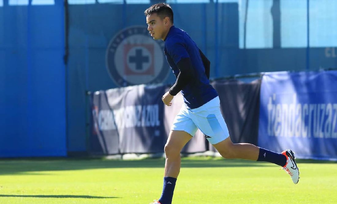 Charly Rodríguez se alista para el Clásico Joven de este sábado ante el América. Foto: Cruz Azul