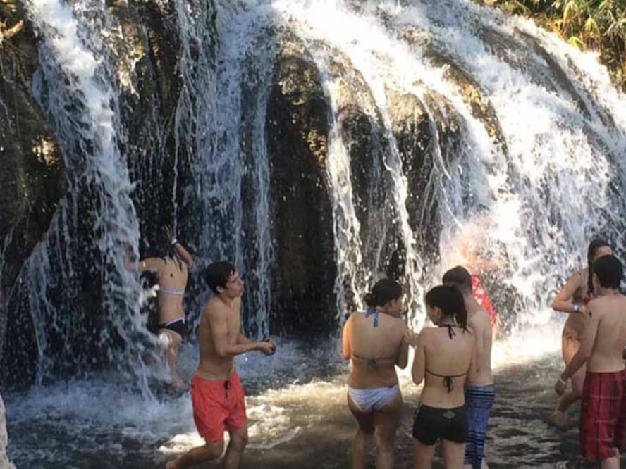 Además de tres albercas tiene varias pozas naturales con temperatura de 27 grados. Hace descuentos para grupos de scouts y cumpleañeros. También tiene cascadas y áreas para acampar. Se ubica en el Km 149 de la autopista del Sol México-Cuernavaca. (Foto: Los Manantiales)