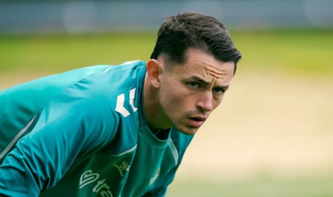 Álvaro Fidalgo se toma un respiro durante la práctica. FOTO: Real Betis