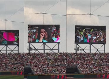 Aficionada de los Diablos Rojos del México celebra fin de quimioterapia; el estadio entero le aplaude