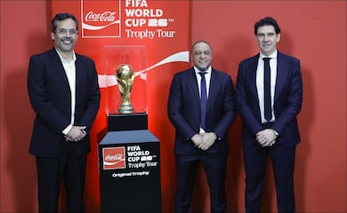 Roberto Carlos y Karanka dan la bienvenida al trofeo del Mundial en su visita al Bernabéu