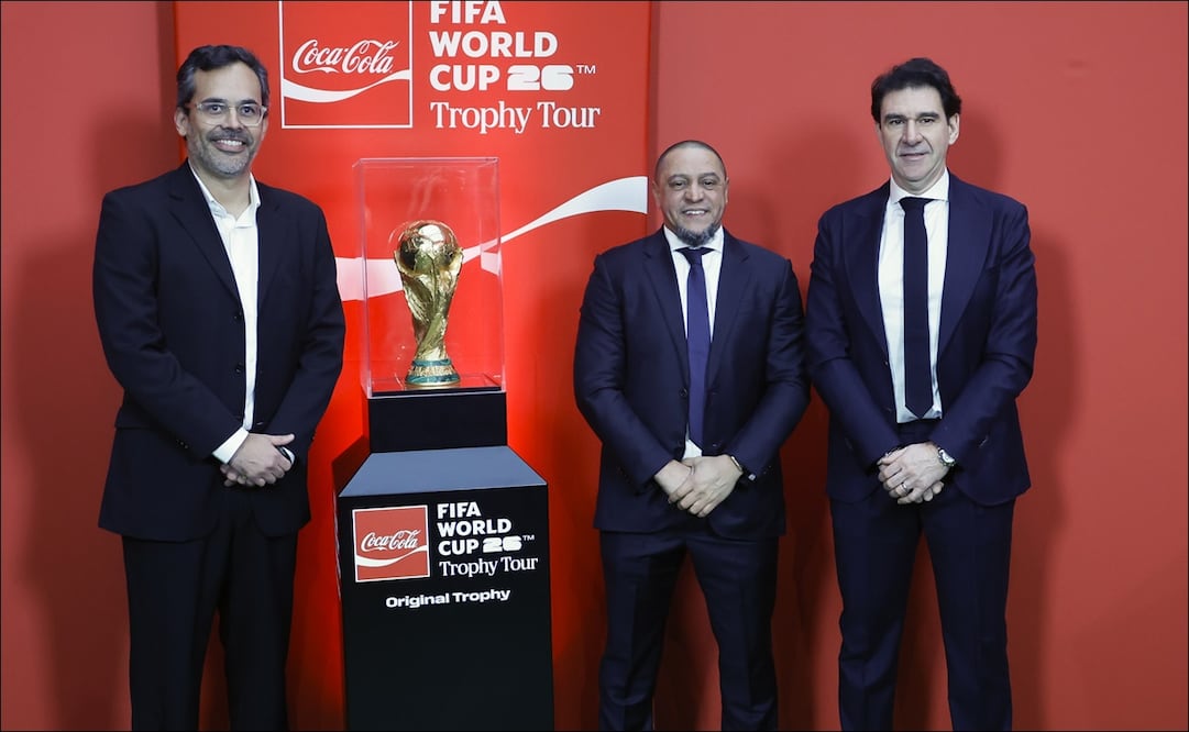 Aitor Karanka, Roberto Carlos (c), y el director general de Coca-Cola Iberia, Pedro Massa (i), durante el acto de presentación de la Copa del Mundo en Madrid. FOTO: EFE
