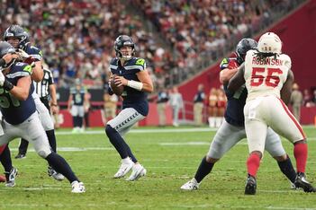 El mariscal de campo de los Seahawks de Seattle, Drew Lock, se prepara para lanzar ante los Cardinals de Arizona durante la primera mitad de un partido de la NFL en Glendale, Arizona, el domingo 20 de septiembre de 2026. /Foto: AP