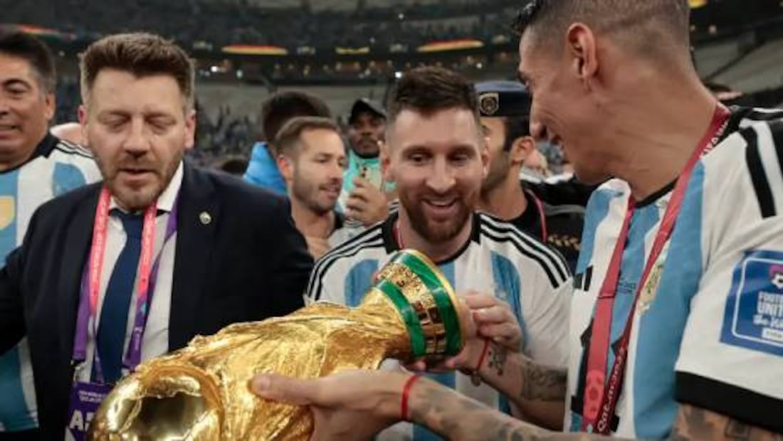 Ángel di María le dijo a Lionel Messi que estuvo cargando un trofeo falso de la Copa del Mundo. Foto: Especial