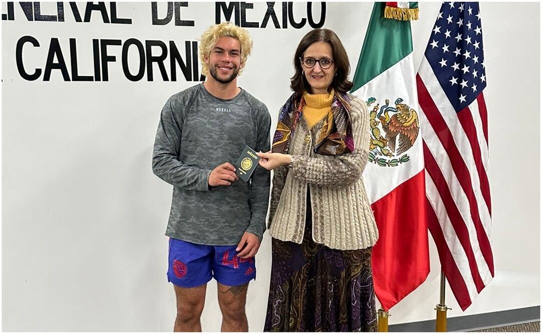 Cade Cowell recibiendo el pasaporte mexicano - Foto: Alejandra Bologna